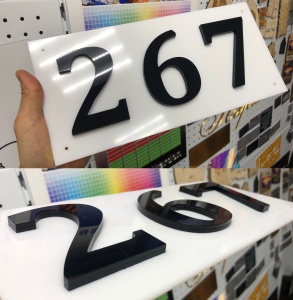 Табличка с объемными буквами