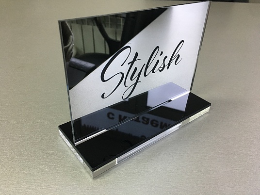 Изготовление настольных табличек из акрилового стекла