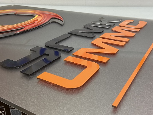 Табличка из оргстекла на дистанционных держателях