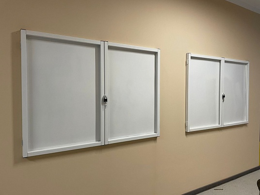 Магнитный информационный стенд с дверцами на замке 