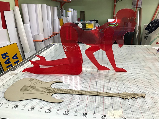 Подставка для электрогитары из акрила.