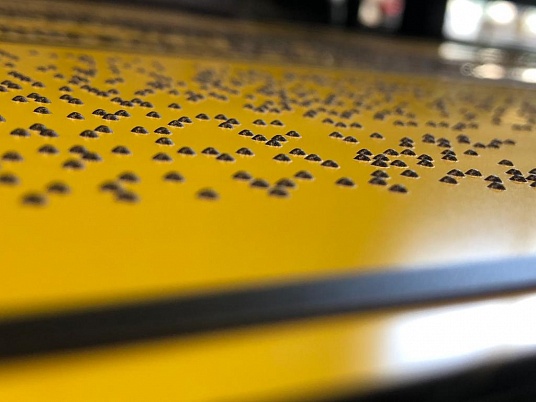 Тактильная табличка со шрифтом Брайля "Кнопка вызова помощи"