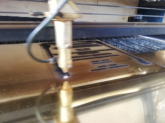 Гравировка двухслойного пластика